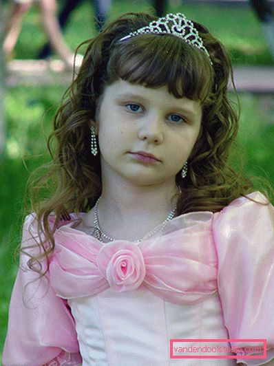Acconciature con tiara per ragazze - Top 10 styling con una corona
