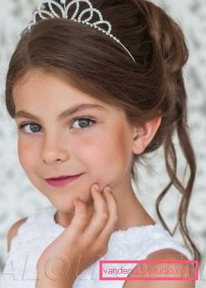Acconciature con tiara per ragazze - Top 10 styling con una corona