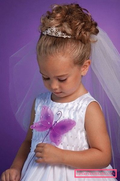 Acconciature con tiara per ragazze - Top 10 styling con una corona