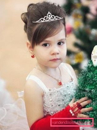 Acconciature con tiara per ragazze - Top 10 styling con una corona