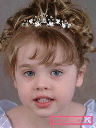 Acconciature con tiara per ragazze - Top 10 styling con una corona