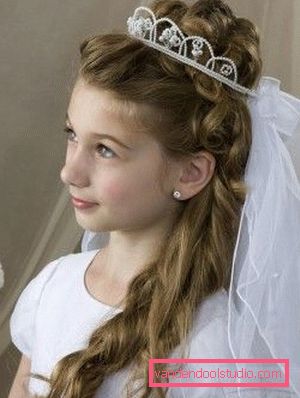Acconciature con tiara per ragazze - Top 10 styling con una corona