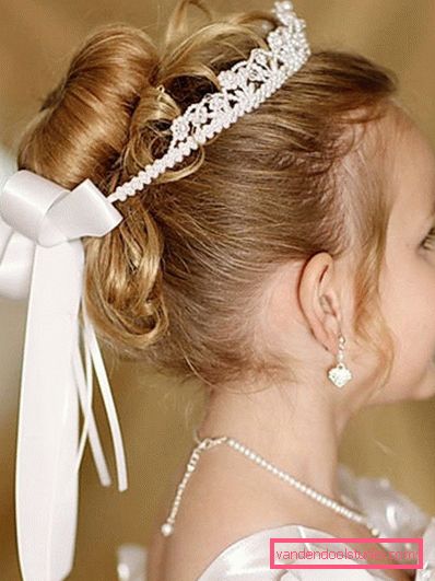 Acconciature con tiara per ragazze - Top 10 styling con una corona