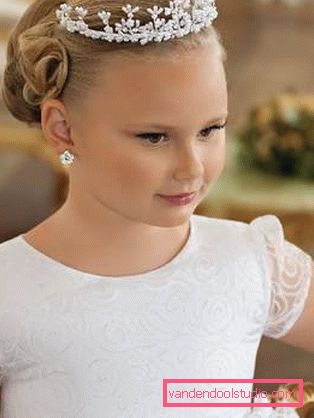 Acconciature con tiara per ragazze - Top 10 styling con una corona