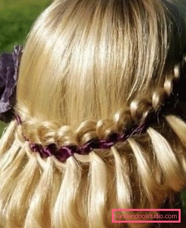 Treccia intreccia i capelli lunghi con il nastro Acconciature con trecce per capelli lunghi