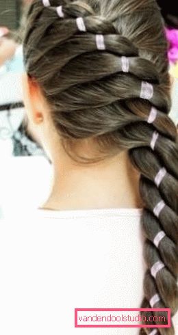 Treccia intreccia i capelli lunghi con il nastro Acconciature con trecce per capelli lunghi