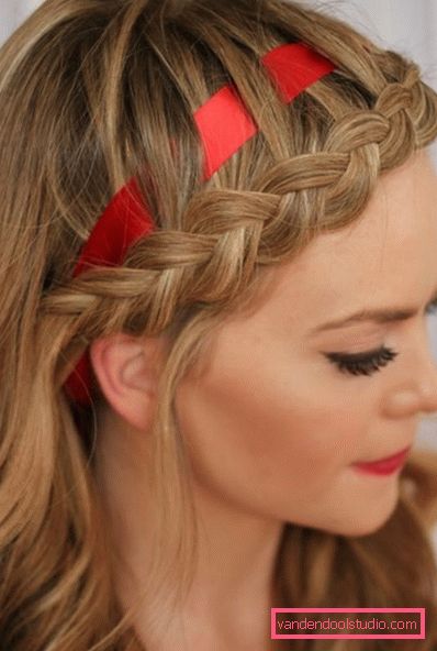 Treccia intreccia i capelli lunghi con il nastro Acconciature con trecce per capelli lunghi