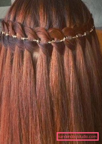 Treccia intreccia i capelli lunghi con il nastro Acconciature con trecce per capelli lunghi