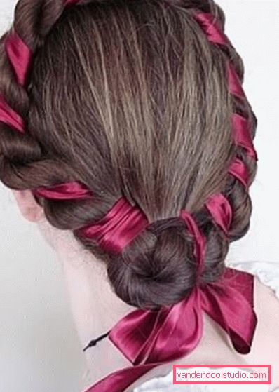 Treccia intreccia i capelli lunghi con il nastro Acconciature con trecce per capelli lunghi