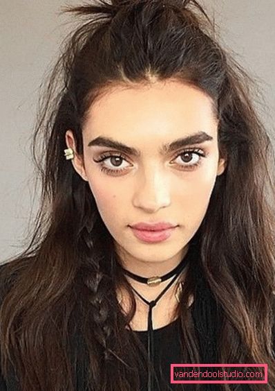 acconciatura con capelli lunghi e fluenti Acconciature ciambella alta e bassa su capelli lunghi