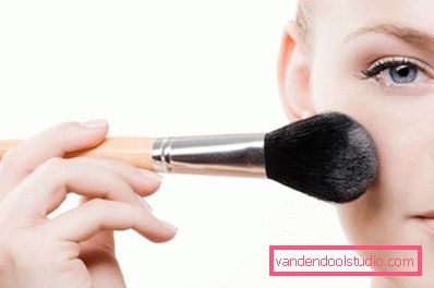 la ragazza fa il trucco la ragazza fa il trucco