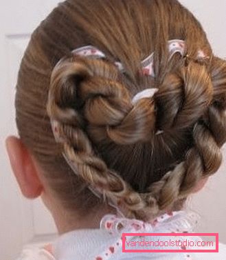 Belle trecce per ragazze Trecce intrecciate diverse per le ragazze a passi