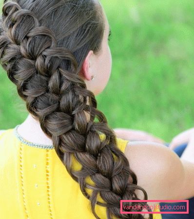 Belle trecce per ragazze Trecce intrecciate diverse per le ragazze a passi