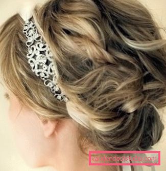 acconciature raccolte per capelli medi Una varietà di acconciature raccolte per capelli medi