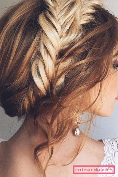 acconciature raccolte per capelli medi Una varietà di acconciature raccolte per capelli medi
