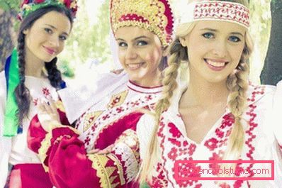ragazze con diverse decorazioni sulle loro teste ragazze con diverse decorazioni sulle loro teste