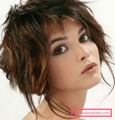 Tagli di capelli strappati per capelli medi - come rendere l'immagine più luminosa