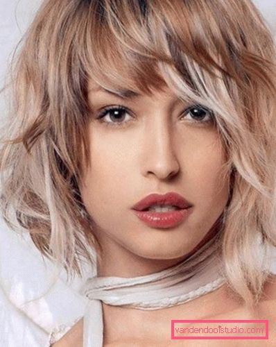 Tagli di capelli strappati per capelli medi - come rendere l'immagine più luminosa