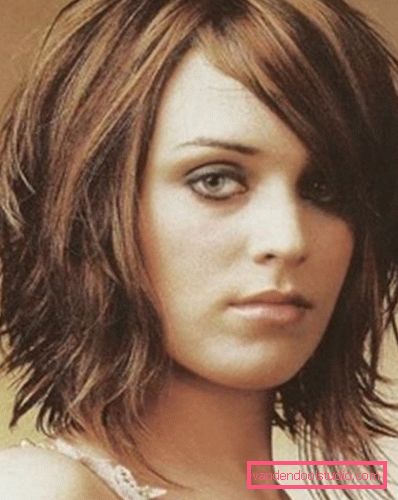 Tagli di capelli strappati per capelli medi - come rendere l'immagine più luminosa