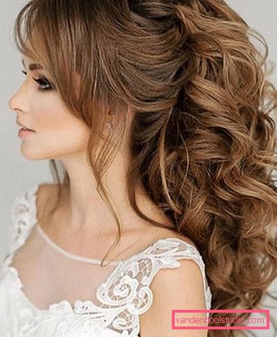 Le più belle acconciature per capelli lunghi