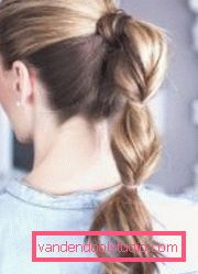 Acconciature semplici per tutti i giorni Le pettinature più semplici per tutti i giorni: lo styling veloce in 5 minuti