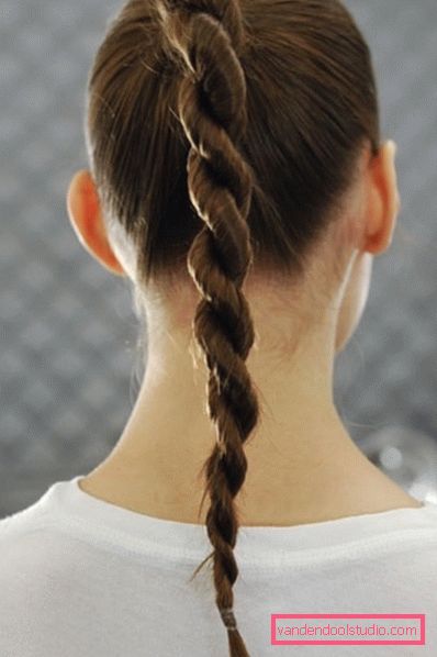 Acconciature semplici per tutti i giorni Le pettinature più semplici per tutti i giorni: lo styling veloce in 5 minuti