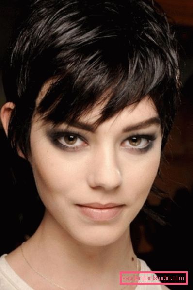 La frangia più alla moda del 2019: tagli di capelli con la frangia a lungo