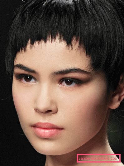 La frangia più alla moda del 2019: tagli di capelli con la frangia a lungo