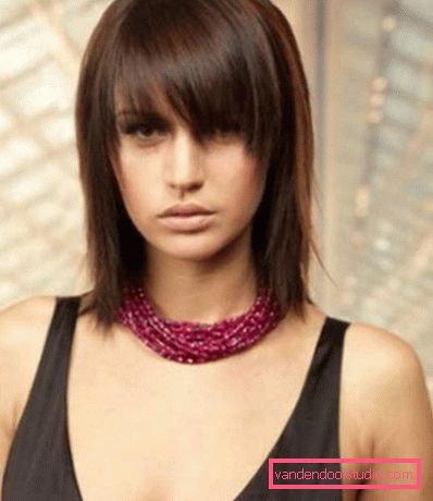 La frangia più alla moda del 2019: tagli di capelli con la frangia a lungo