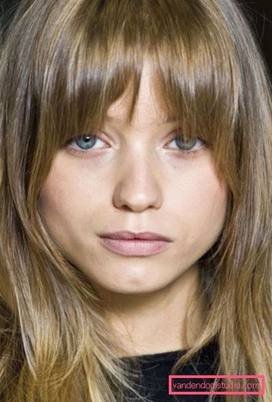 La frangia più alla moda del 2019: tagli di capelli con la frangia a lungo