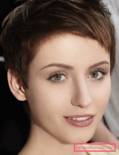 La frangia più alla moda del 2019: tagli di capelli con la frangia a lungo
