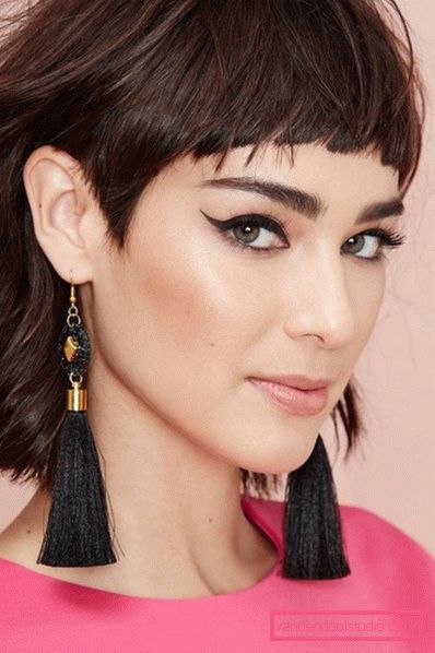 La frangia più alla moda del 2019: tagli di capelli con la frangia a lungo
