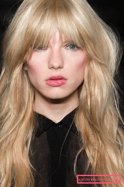 La frangia più alla moda del 2019: tagli di capelli con la frangia a lungo