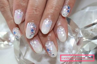 Manicure bianca alla moda