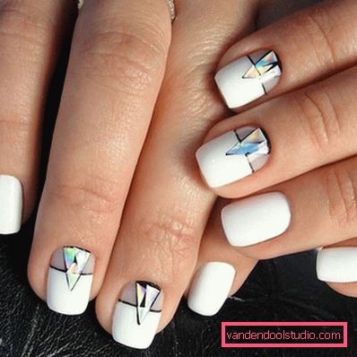 Manicure bianca alla moda