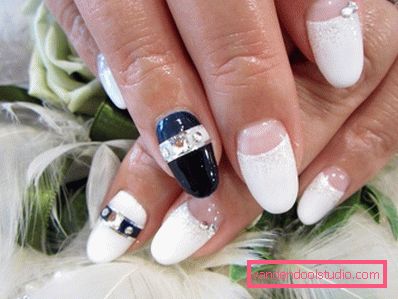 Manicure bianca alla moda