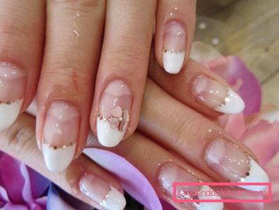 Manicure bianca alla moda
