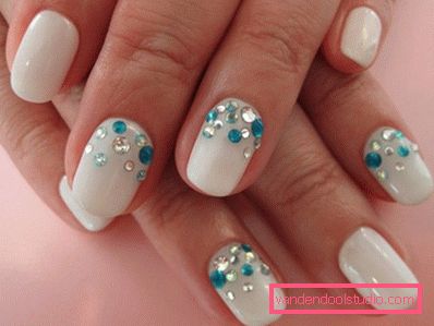 Manicure bianca alla moda