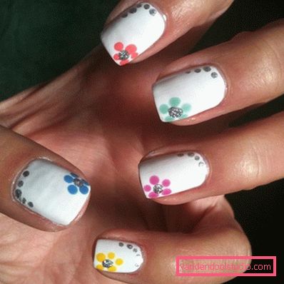 Manicure bianca alla moda