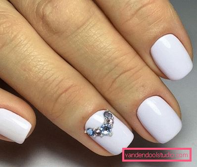 Manicure bianca alla moda