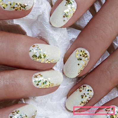 Manicure bianca alla moda