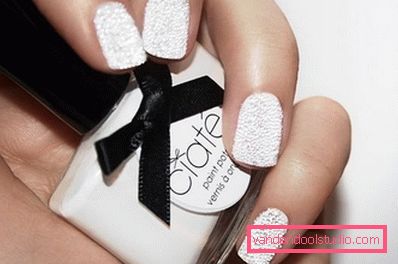 Manicure bianca alla moda