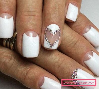 Manicure bianca alla moda