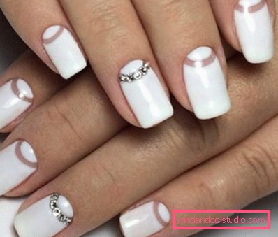 Manicure bianca alla moda