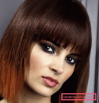 tintura alla moda sulla macchina La tintura più alla moda per tagliare i capelli per capelli scuri e biondi