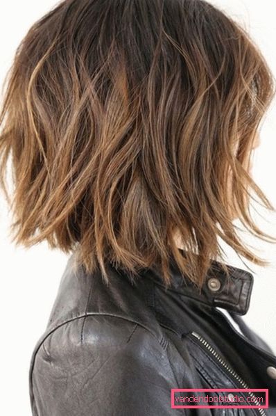 tintura alla moda sulla macchina La tintura più alla moda per tagliare i capelli per capelli scuri e biondi