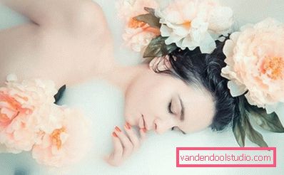 ragazza in bagno con i fiori ragazza in bagno con i fiori