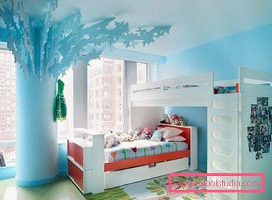 Un design interessante di una stanza per bambini per un ragazzo di diverse età.