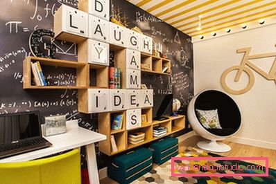 Un design interessante di una stanza per bambini per un ragazzo di diverse età.