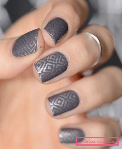 Elegante manicure grigio 2019-2020 anni